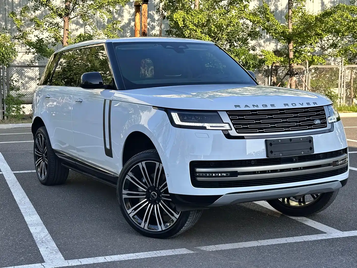 Land Rover Range Rover 2023 3.0 L6 400PS Golden Age Long Wheelbase фото 8
