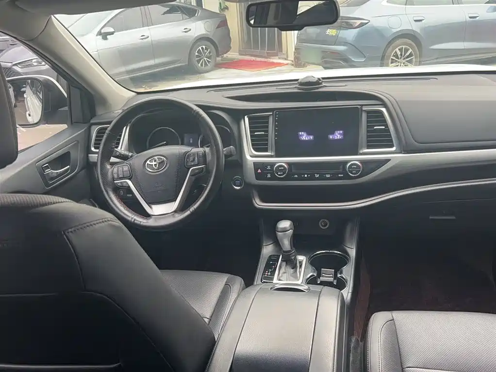 TOYOTA HIGHLANDER