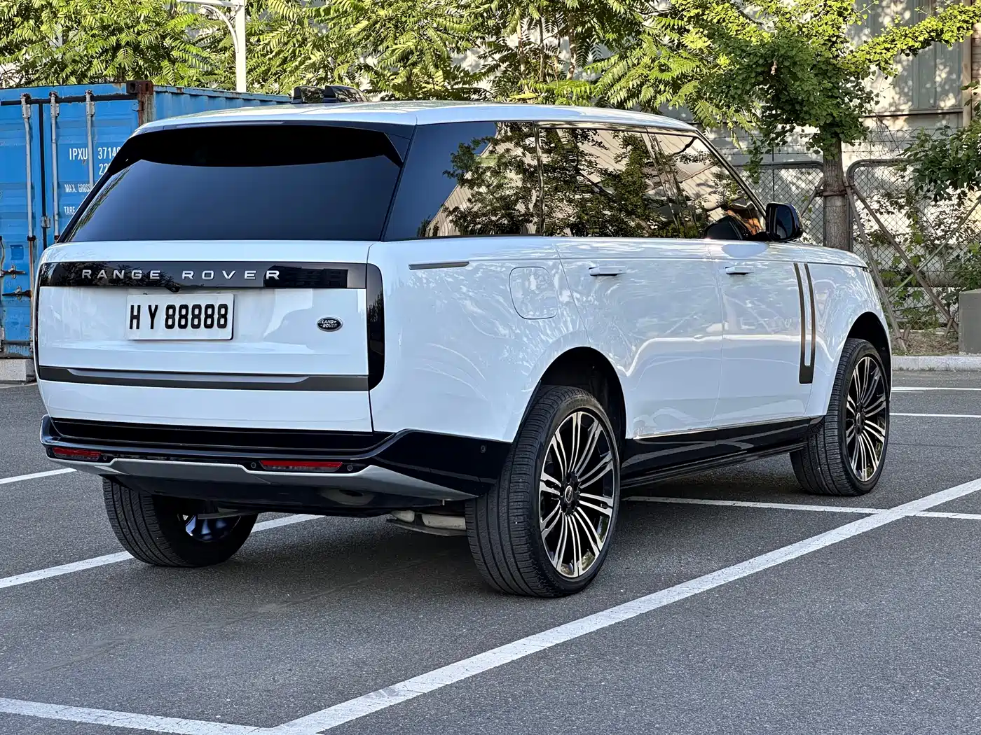 Land Rover Range Rover 2023 3.0 L6 400PS Golden Age Long Wheelbase фото 6