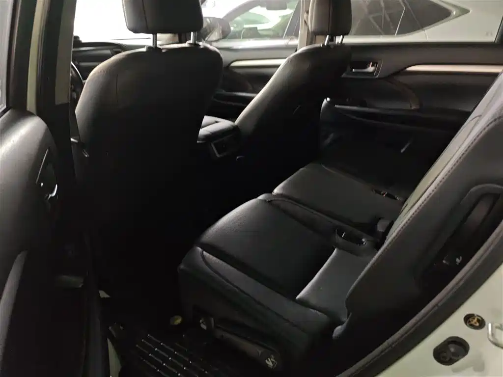 TOYOTA HIGHLANDER