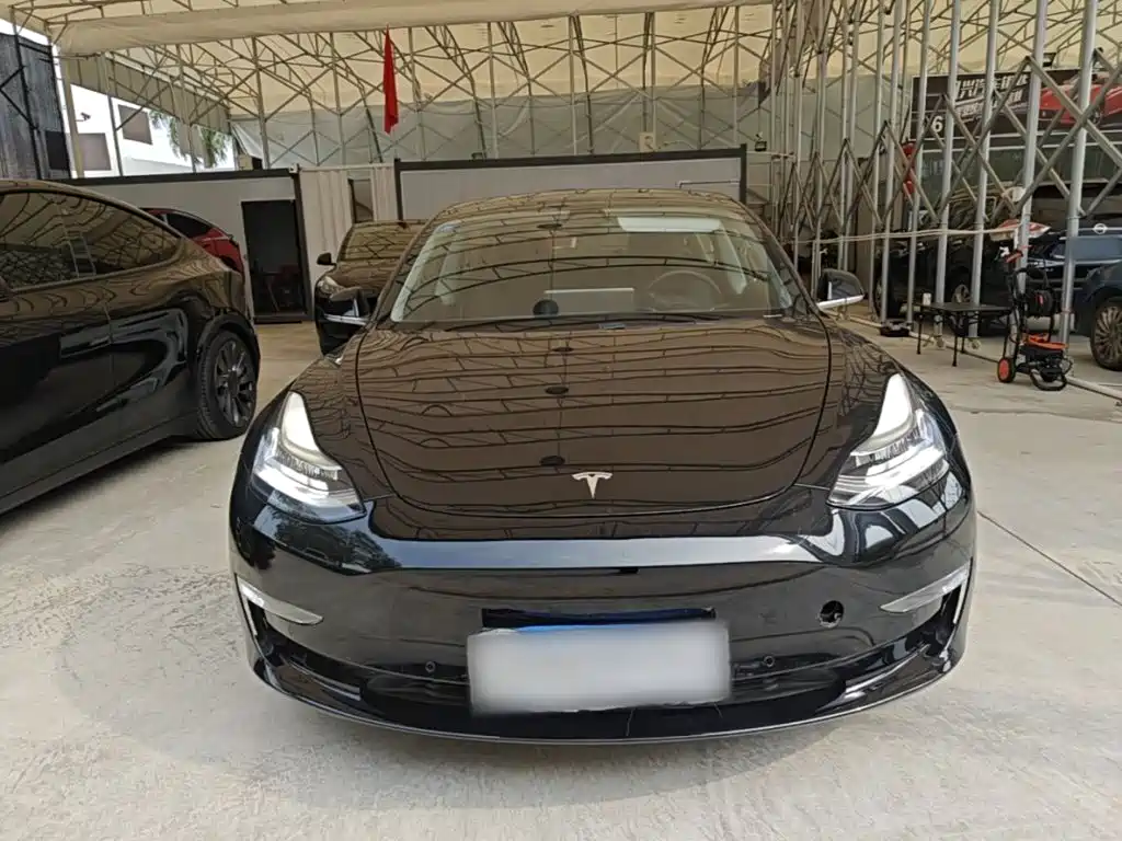 Фото 3 - Tesla Model 3