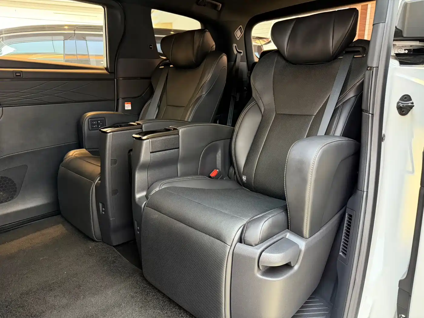 Toyota Alphard 2025 Hybrid 2.5L Prestige Gold Edition фото 8