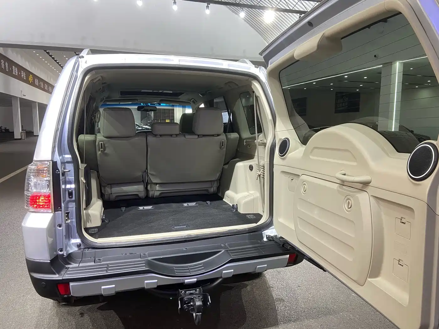 Mitsubishi Pajero (Import) 2008 2009 3.8L 5-Door Flagship
