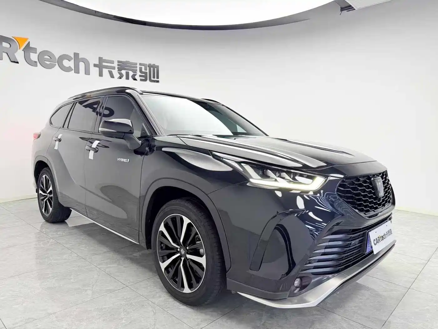 Toyota Crown Kluger 2023 2.5L HEV AWD Premium Edition фото 3
