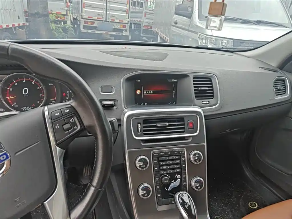 Фото 10 - Volvo S60