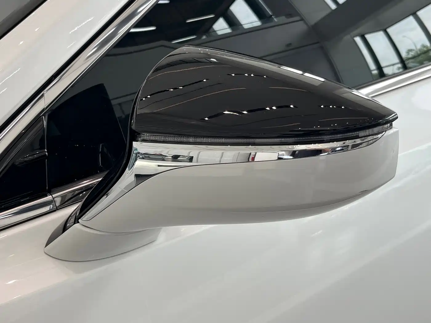 Фото 24 - Lexus ES