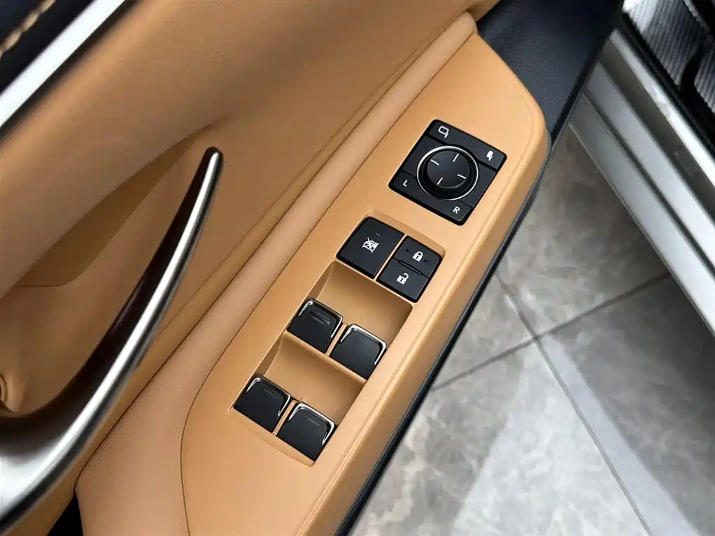 Lexus ES 2025 300h Ultimate Edition фото 15