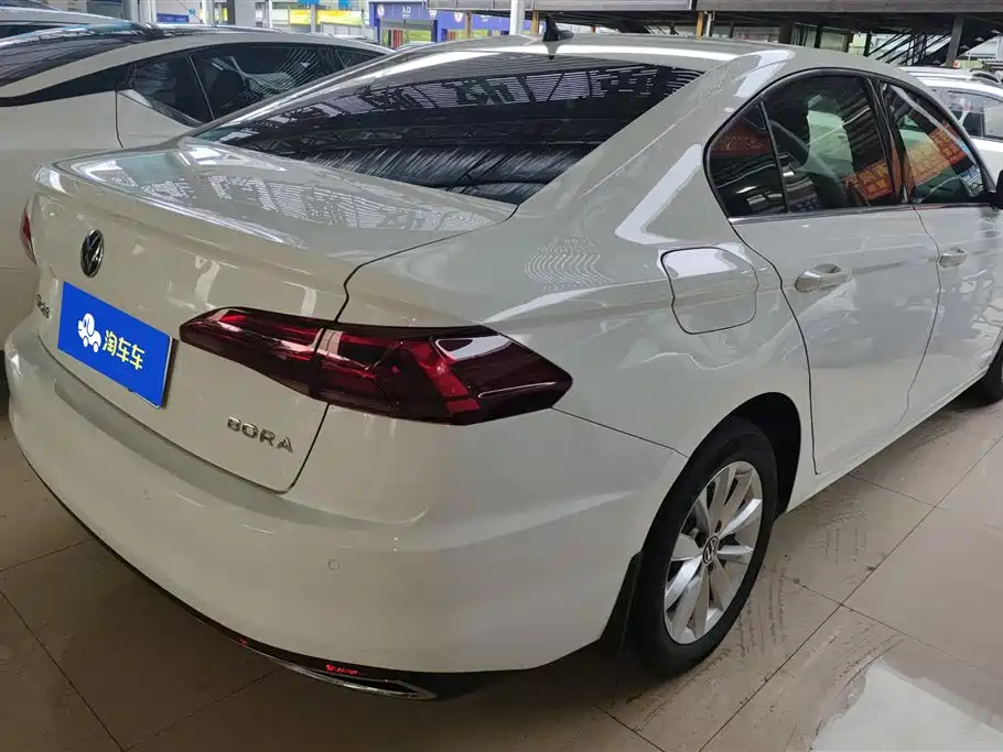 VOLKSWAGEN BORA