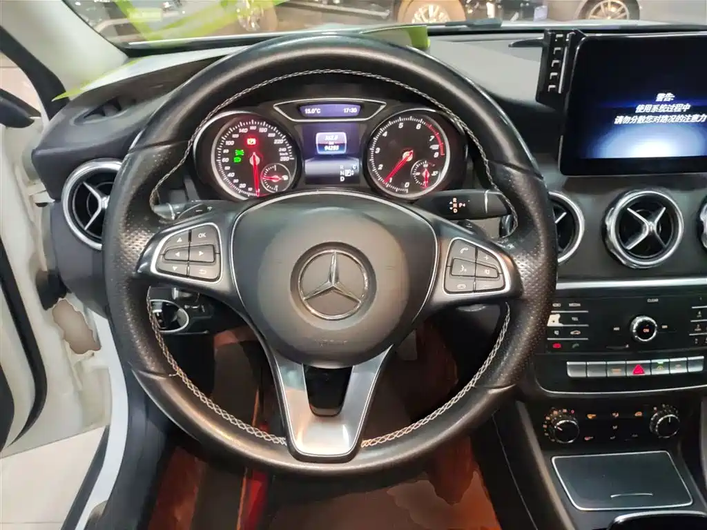 Mercedes-Benz GLA 2018 GLA 200 Dynamic фото 11