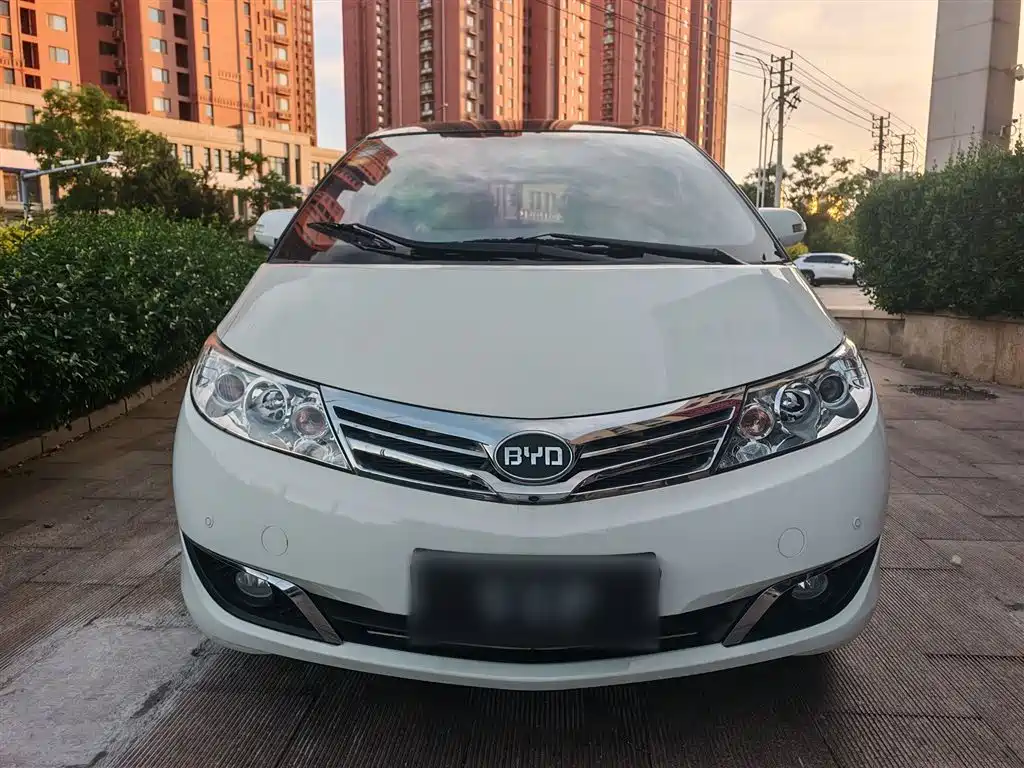 BYD M6 2015 2.4L Automatic Premium Edition фото 8