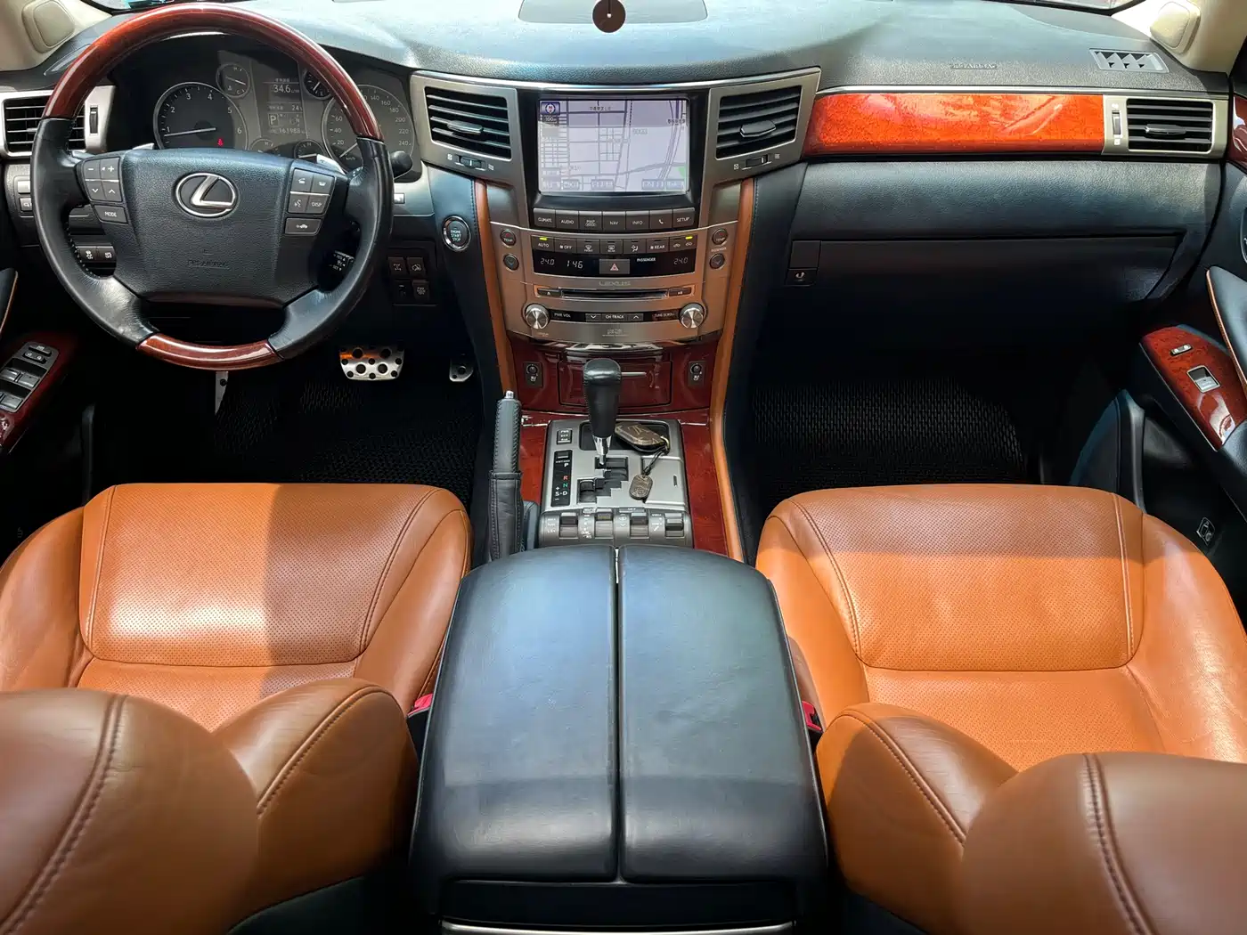 Lexus LX фото 7