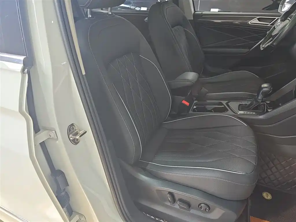 Volkswagen Tiguan L 2023 330TSI Auto 2WD R-Line Premium Edition фото 24