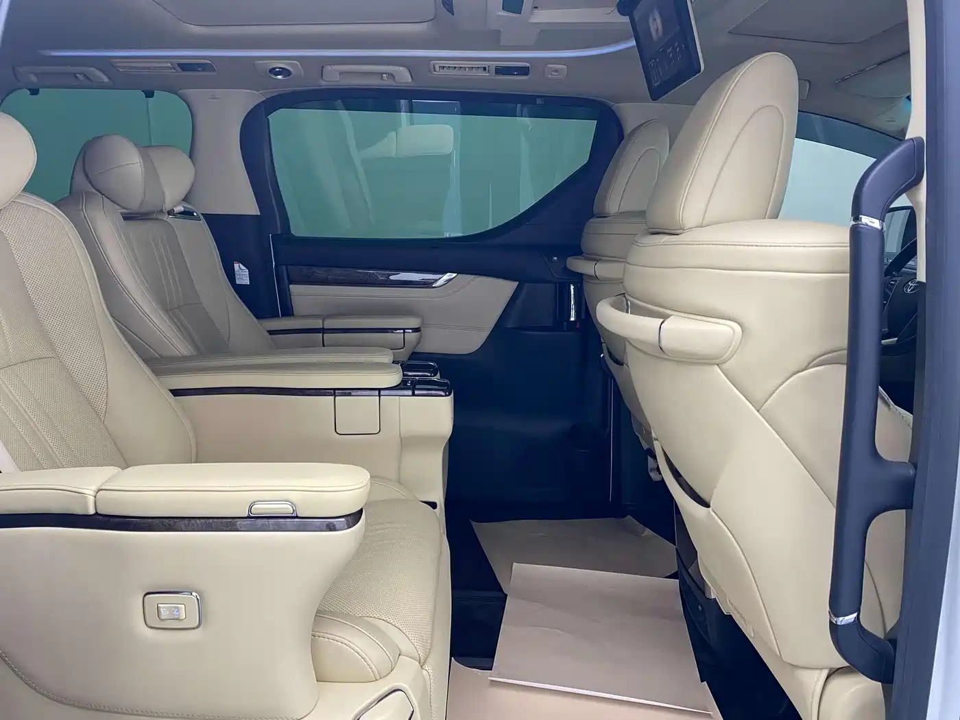 Toyota Alphard 2019 Hybrid 2.5L Premium Edition фото 18