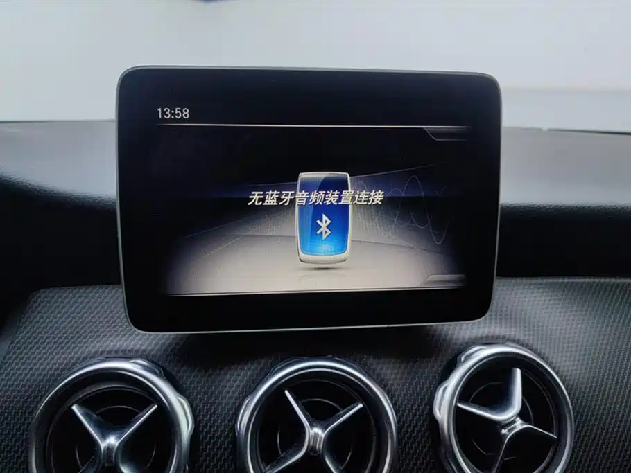 Mercedes-Benz GLA 2018 GLA 200 Dynamic фото 13