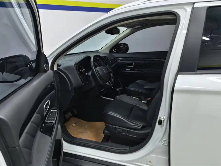 Mitsubishi Outlander 2019 2.0L 2WD Enjoy 7-Seater China VI фото 9