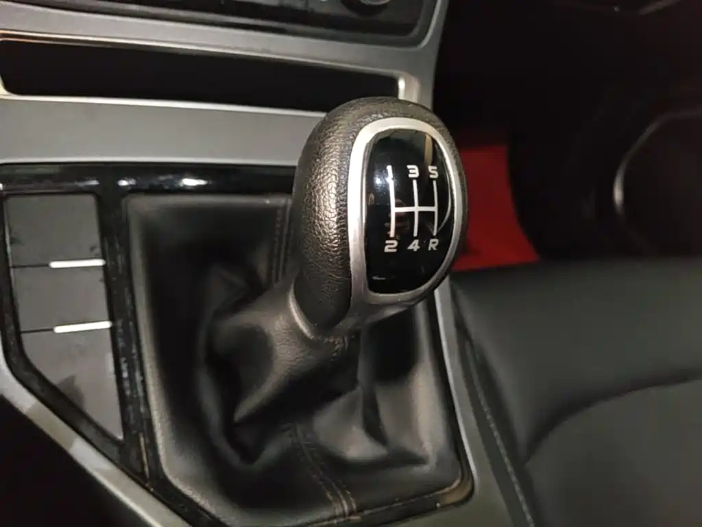Фото 14 - Geely Emgrand