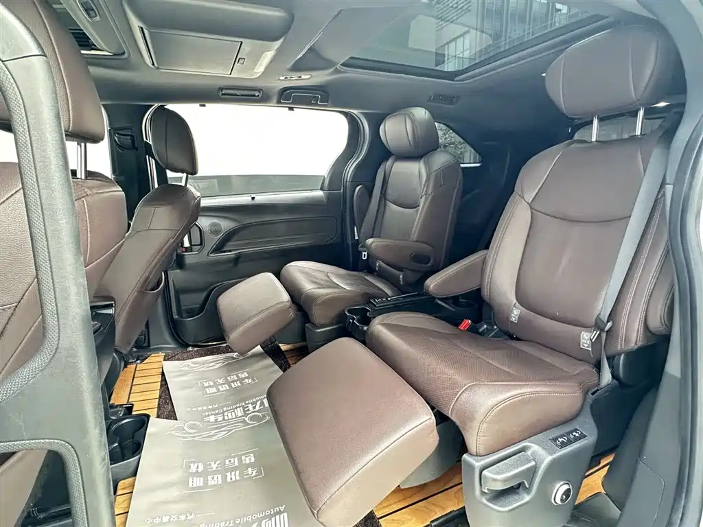 Toyota Sienna 2021 2.5L Hybrid Platinum Edition фото 12