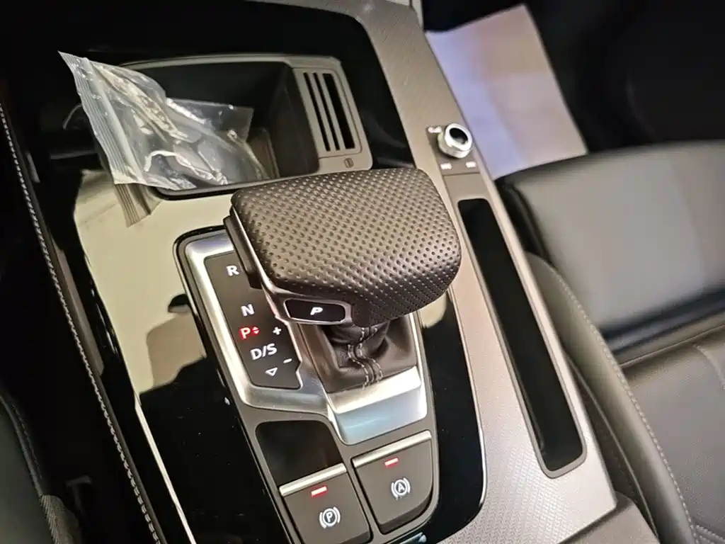 Audi Q5L 2024 Model 40 TFSI Luxury Dynamic фото 14
