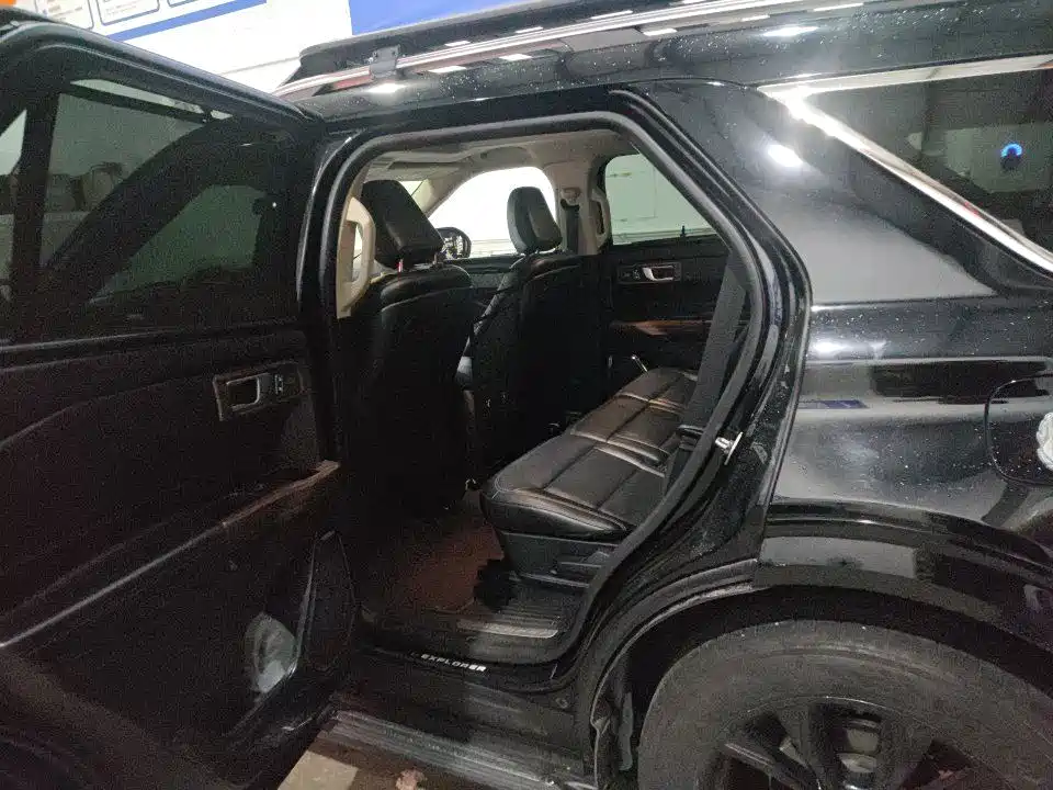 Фото 8 - Ford Explorer
