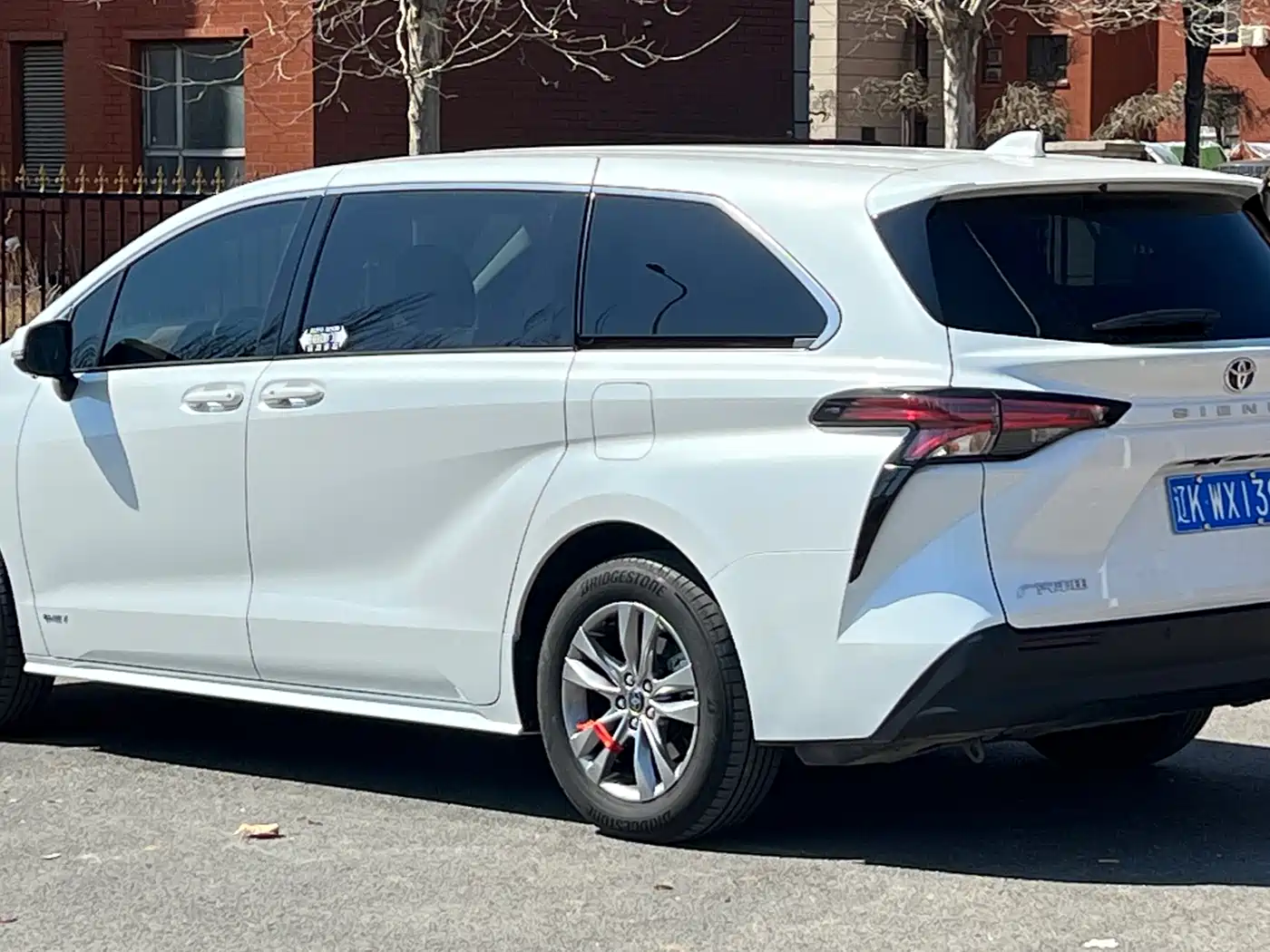 Toyota Sienna 2024 2.5L Hybrid Comfort Edition фото 6