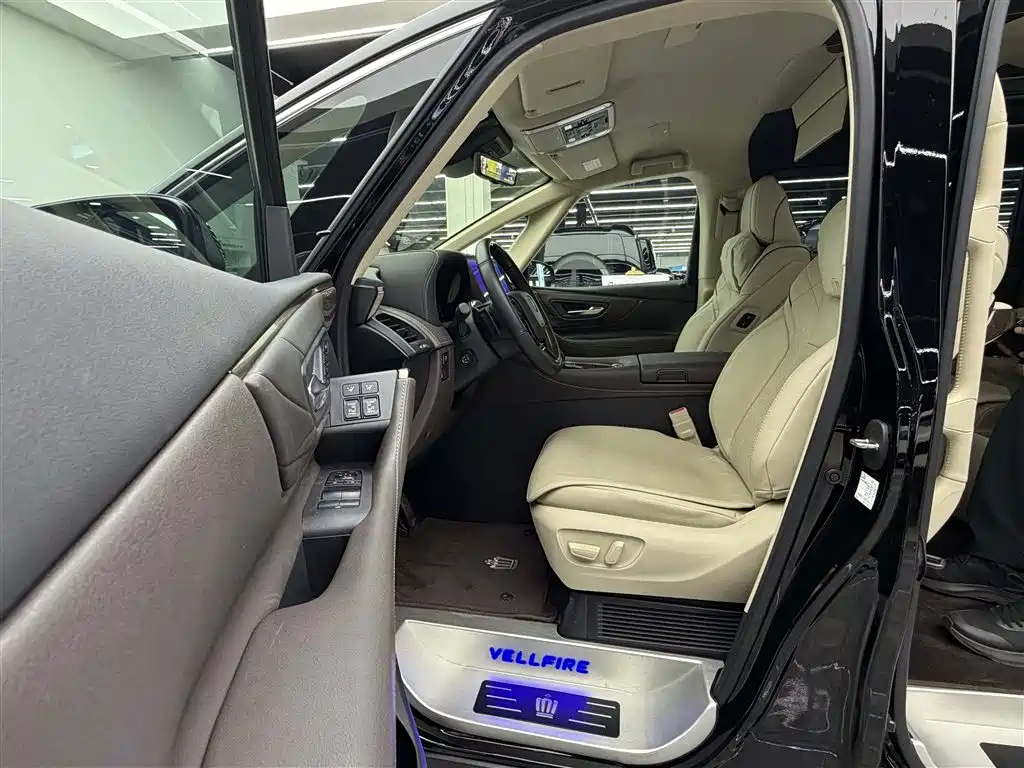 Фото 8 - Toyota Vellfire