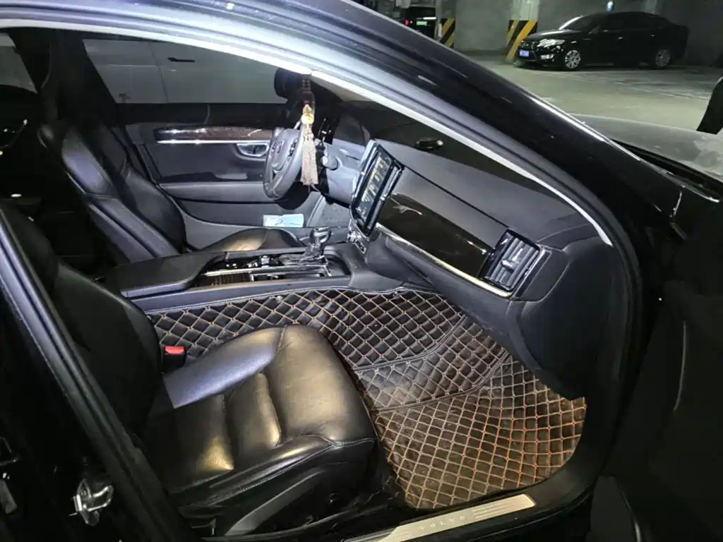 صورة 10 - Volvo S90