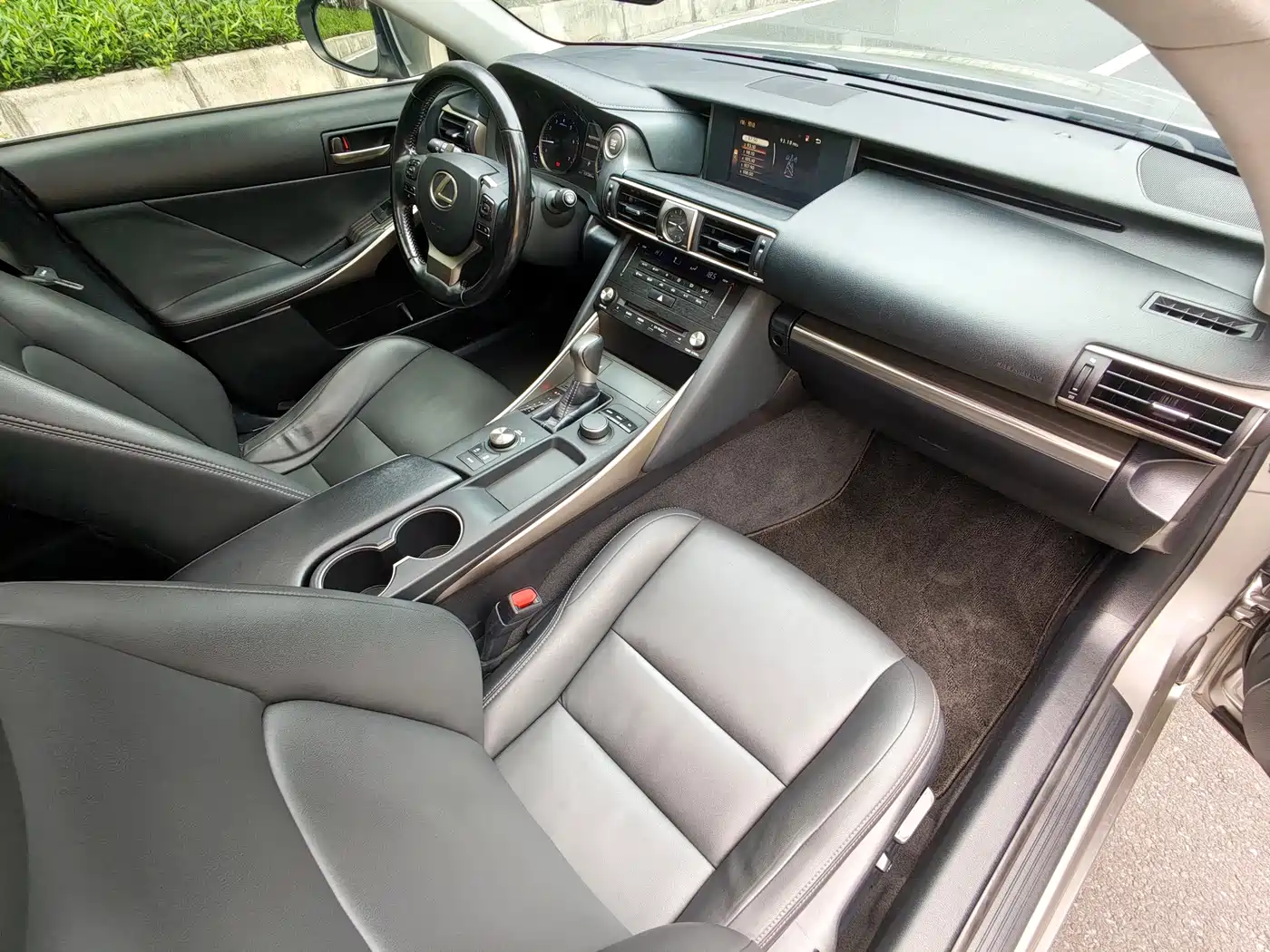 Lexus IS 2017 300 Fashion Edition фото 11