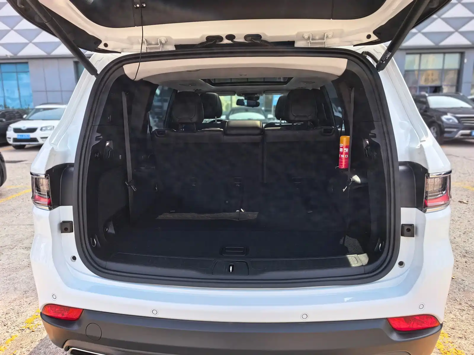 Photo 15 - Jeep Grand Commander