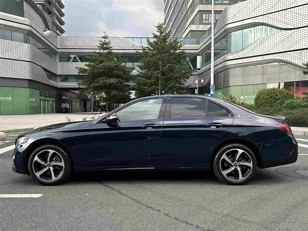 Фото 10 - Mercedes-Benz E-Class