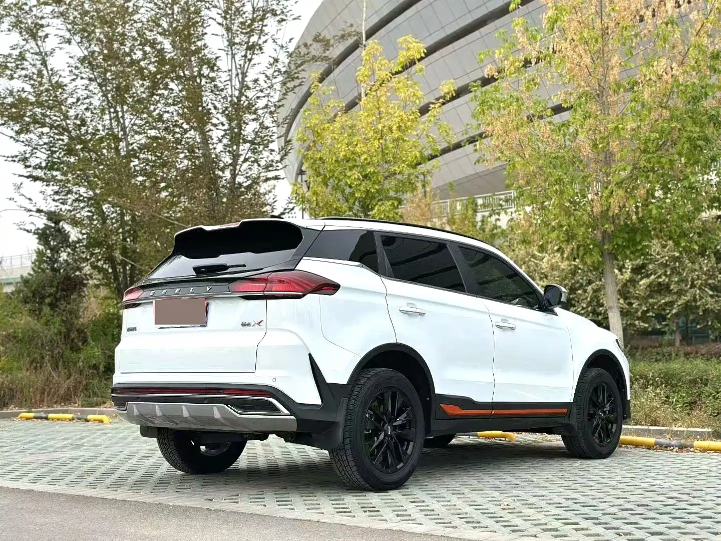 Photo 4 - Geely Atlas