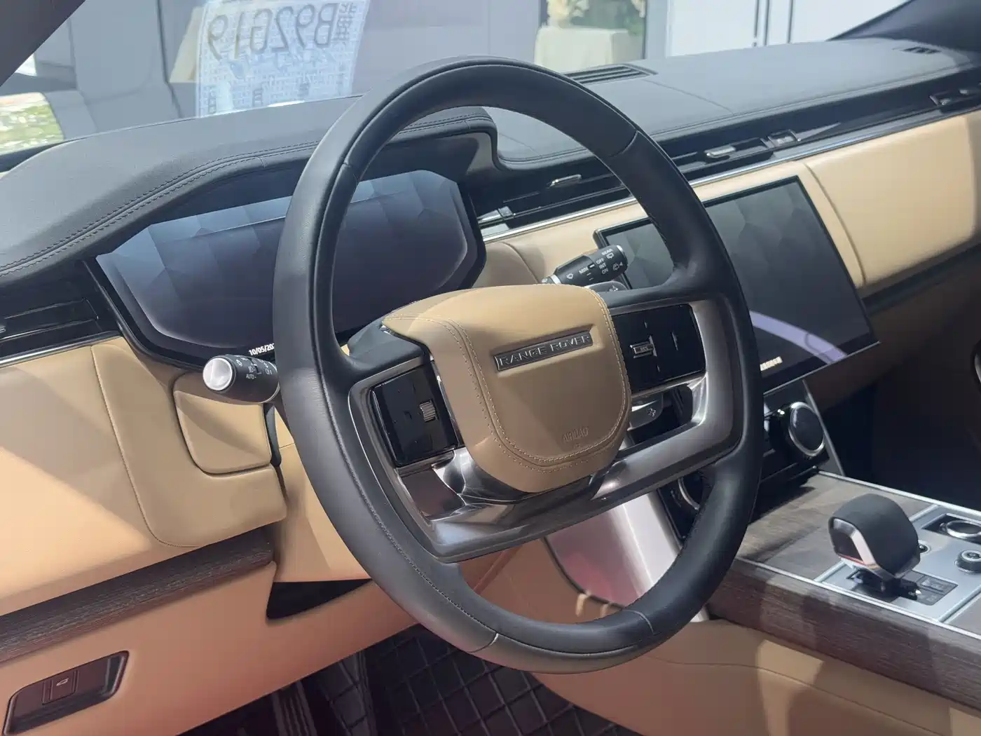 Land Rover Range Rover 2023 3.0 L6 360PS Golden Age Edition фото 15