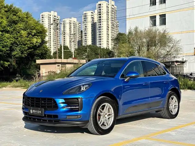 PORSCHE MACAN