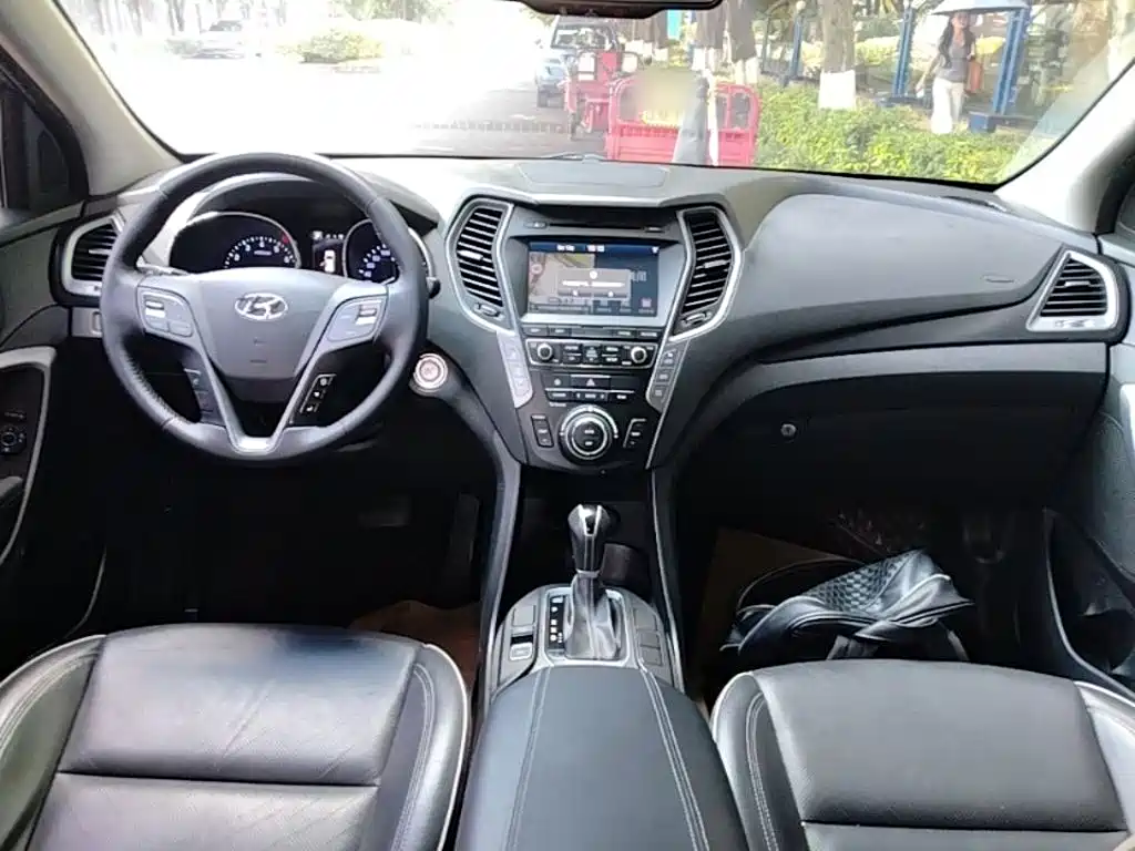 Фото 10 - Hyundai Santa Fe