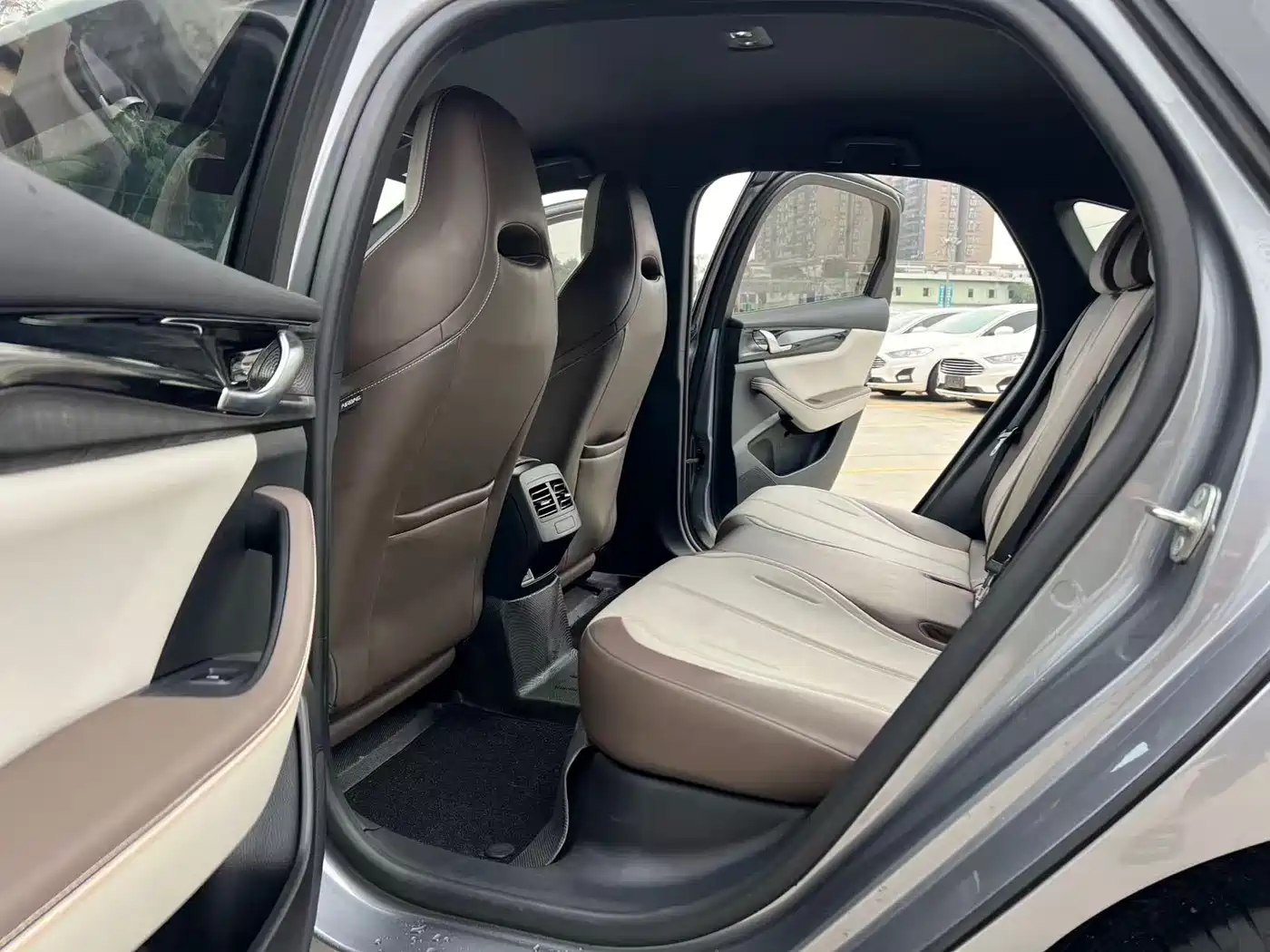 BYD Qin PLUS 2024 Glory Edition DM-i 55KM Leading фото 6