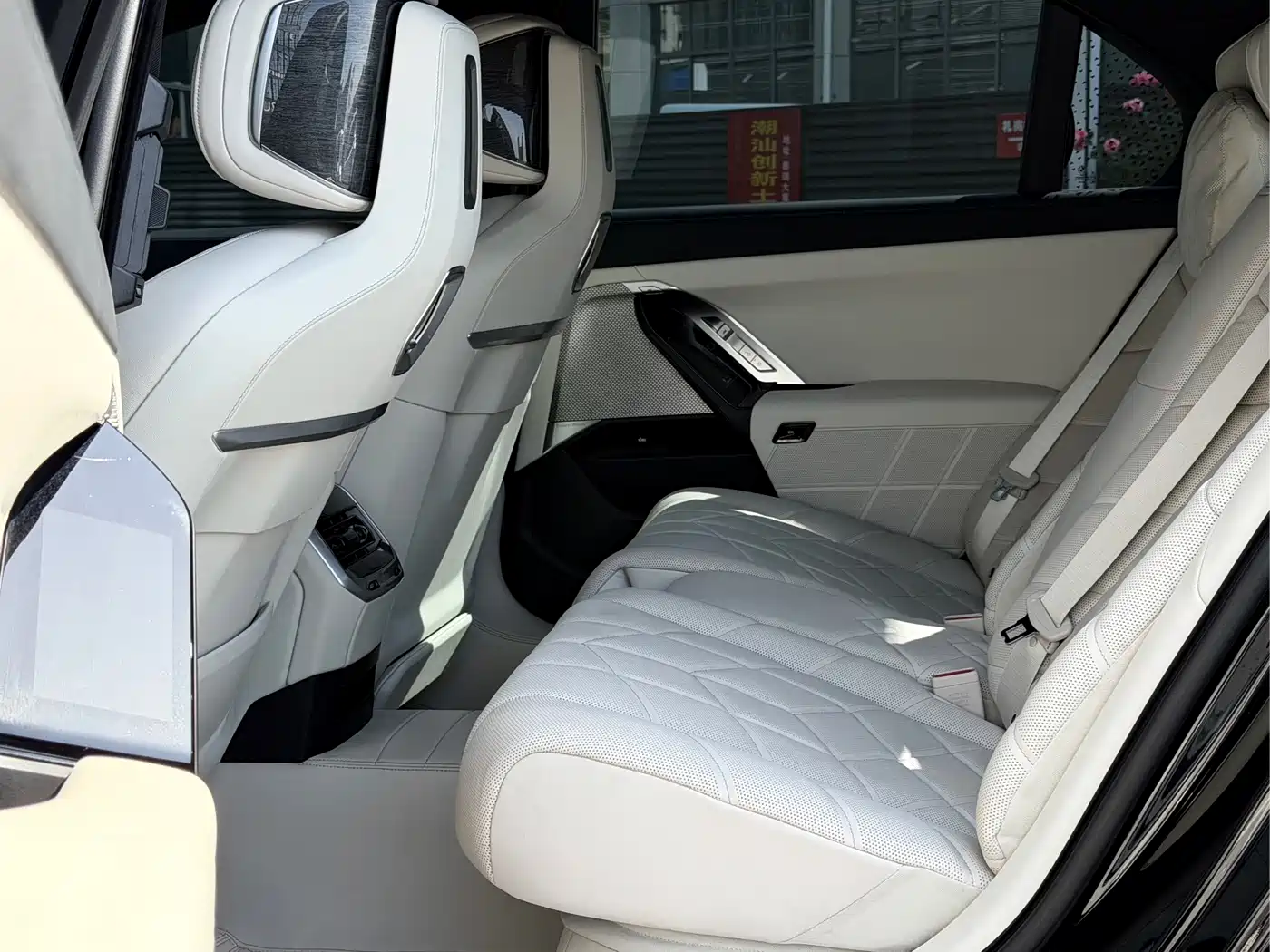 BMW 7 Series 2023 740Li Exclusive M Sport Package фото 9