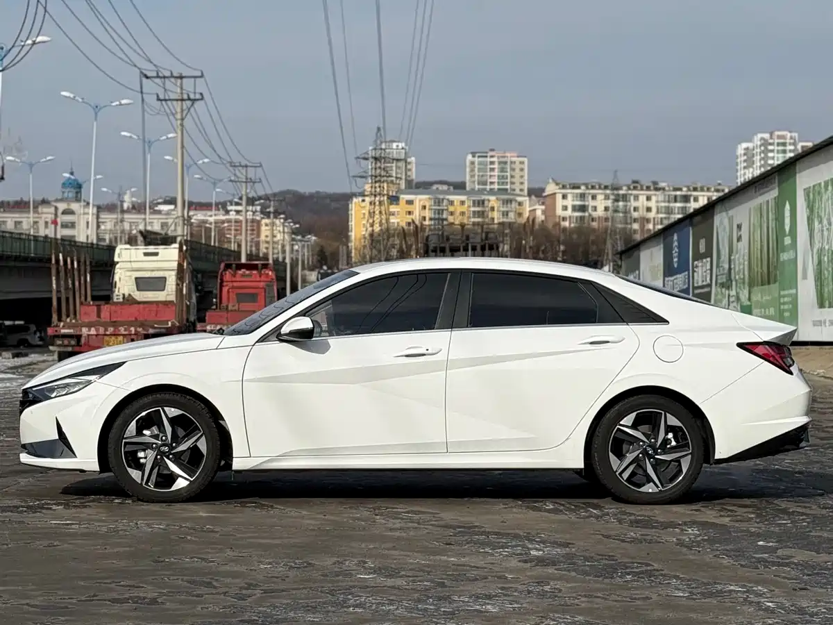 Hyundai Elantra 2022 1.5L CVT LUX Premium Edition фото 2