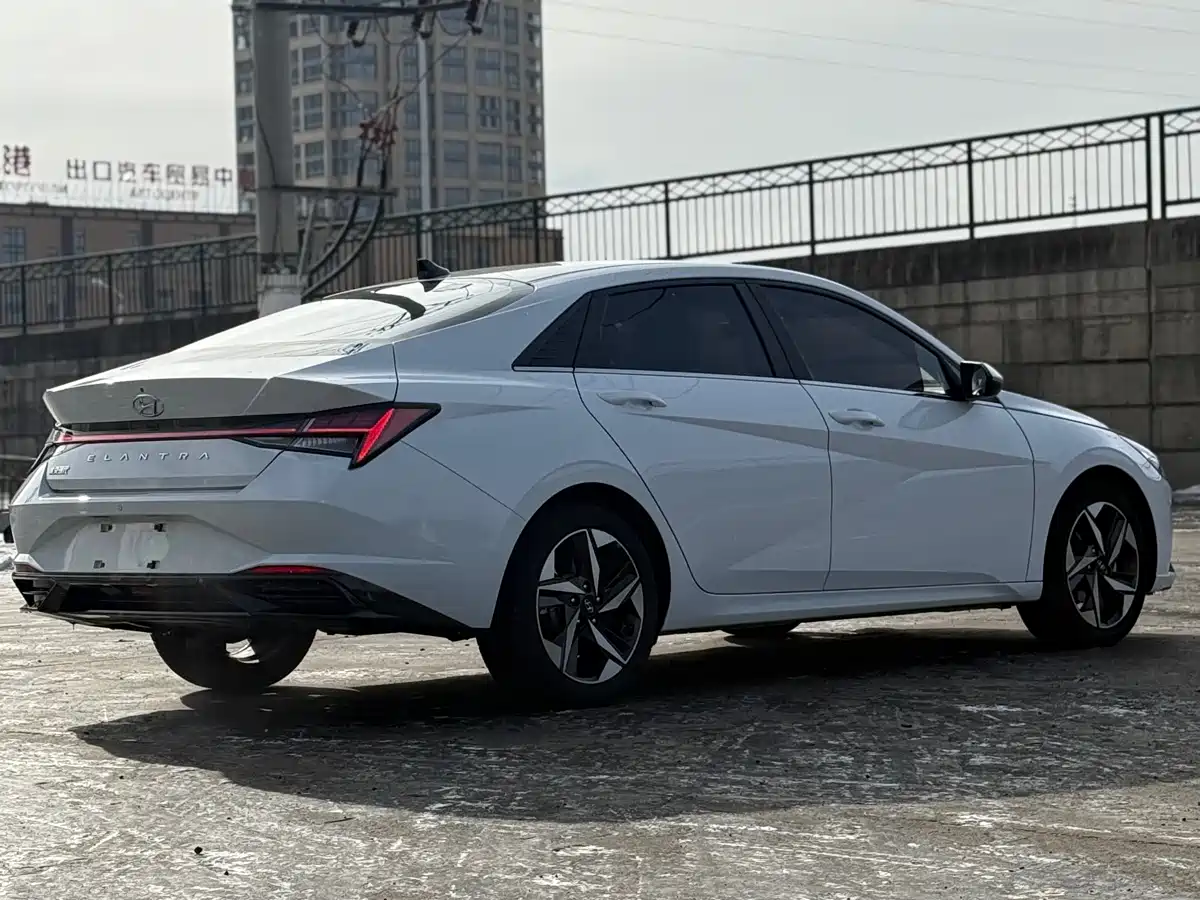 Hyundai Elantra 2022 1.5L CVT LUX Premium Edition фото 24