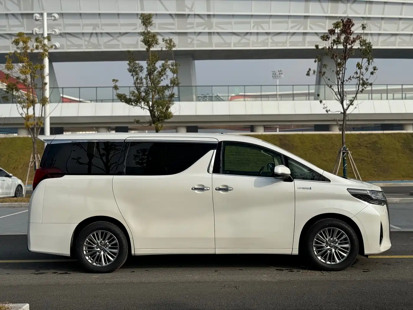 Toyota Alphard 2019 Hybrid 2.5L Luxury фото 7