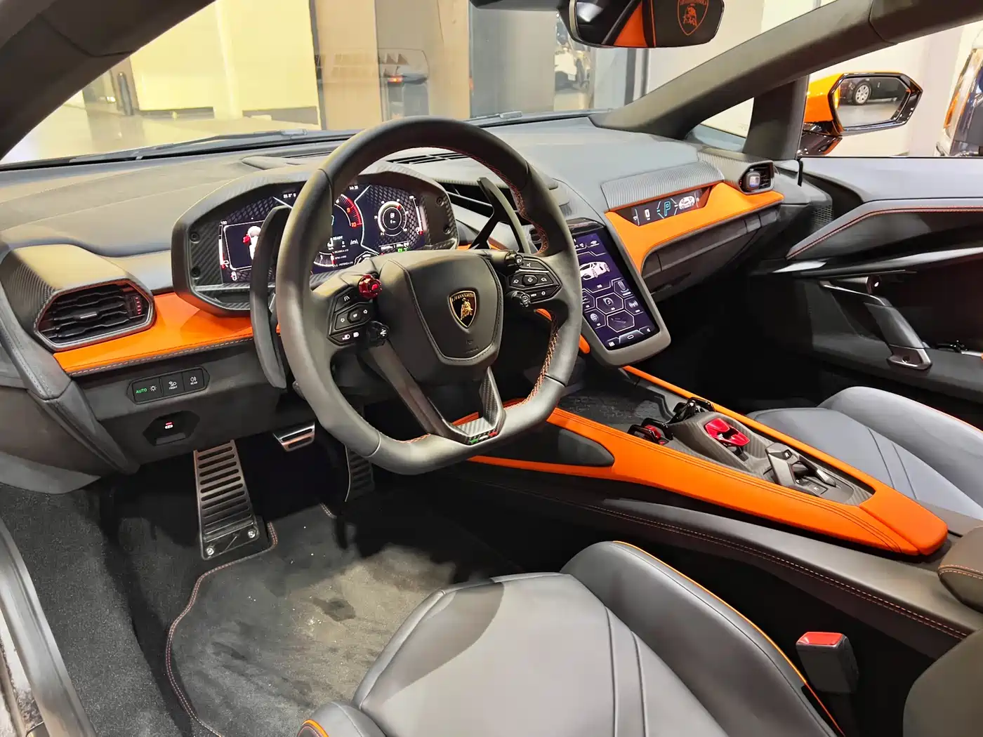 LAMBORGHINI REVUELTO