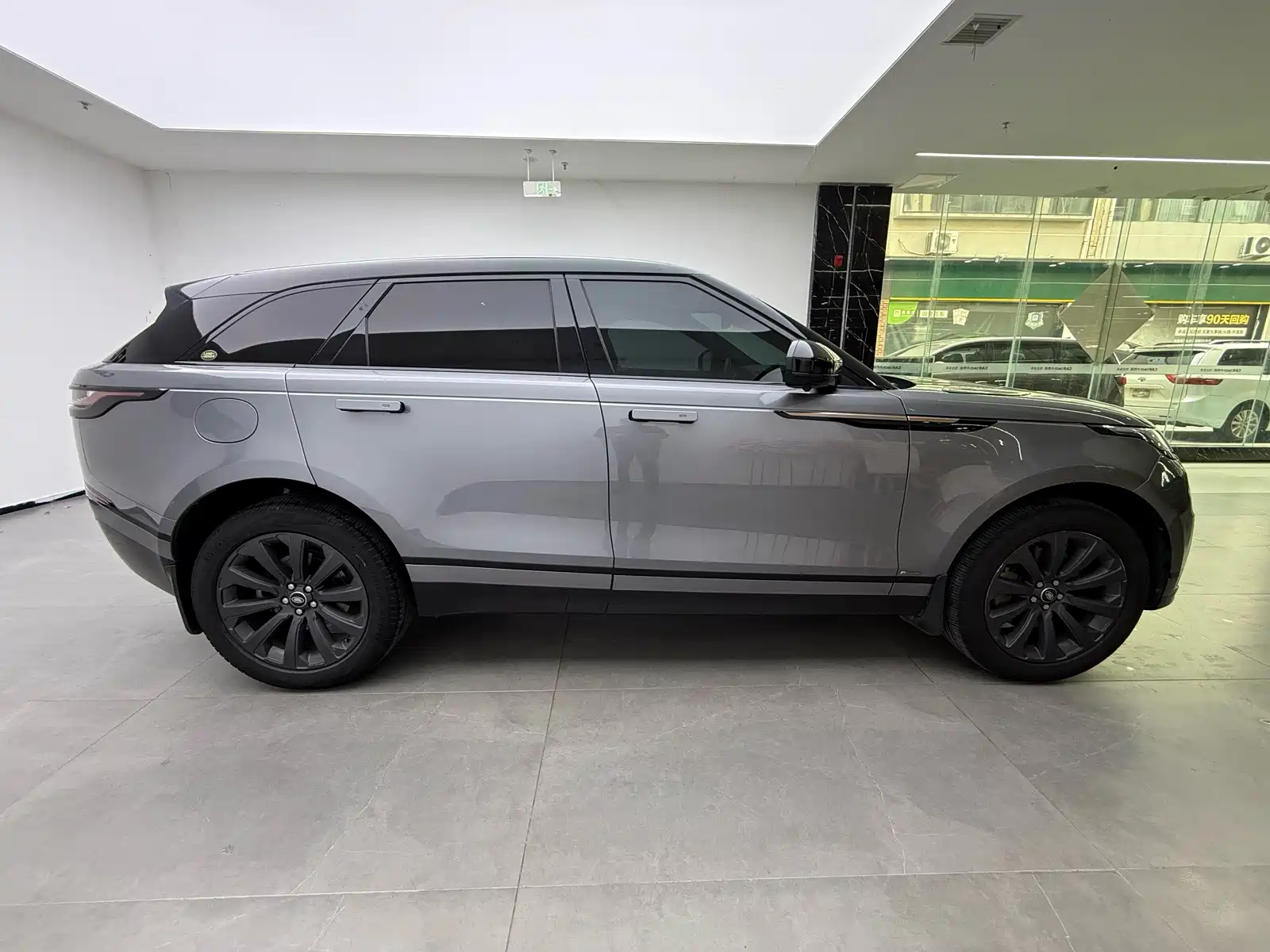 Фото 11 - Land Rover Range Rover Velar