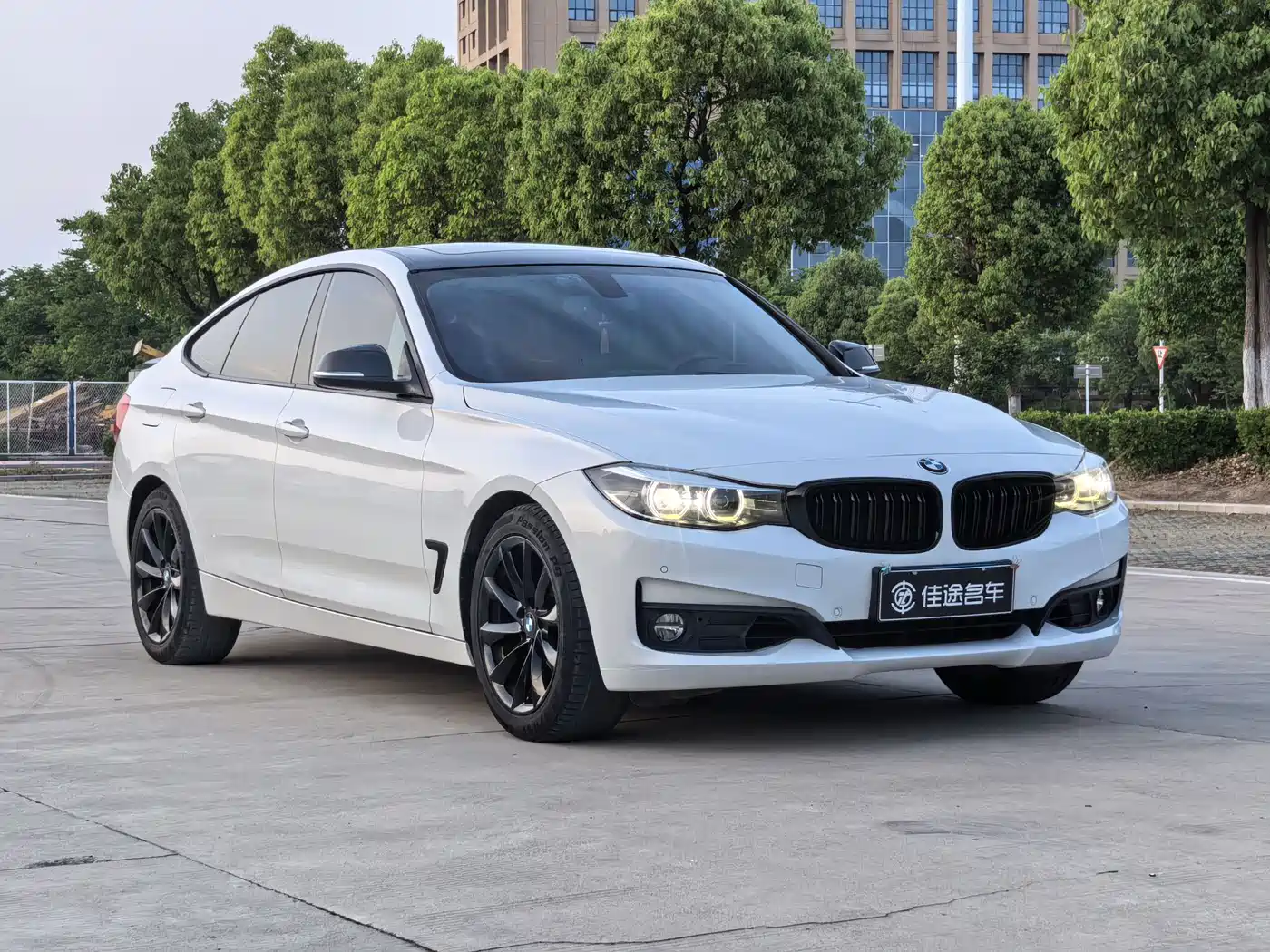 BMW 3 Series GT 2018 320i Fashion фото 3