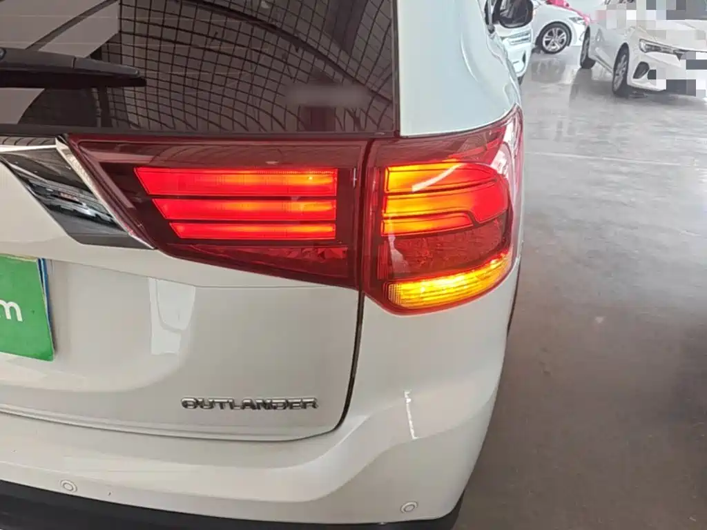 Mitsubishi Outlander 2017 2016 2.4L 4WD Elite Edition 5-seater