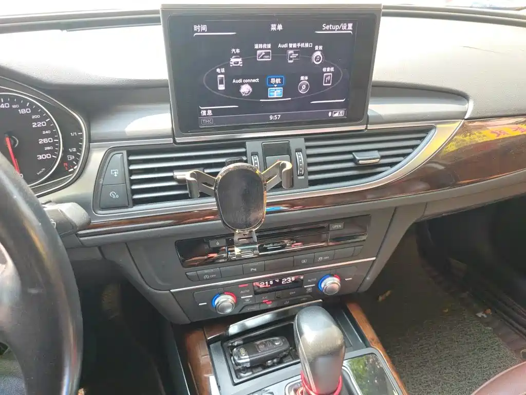Фото 9 - Audi A6L