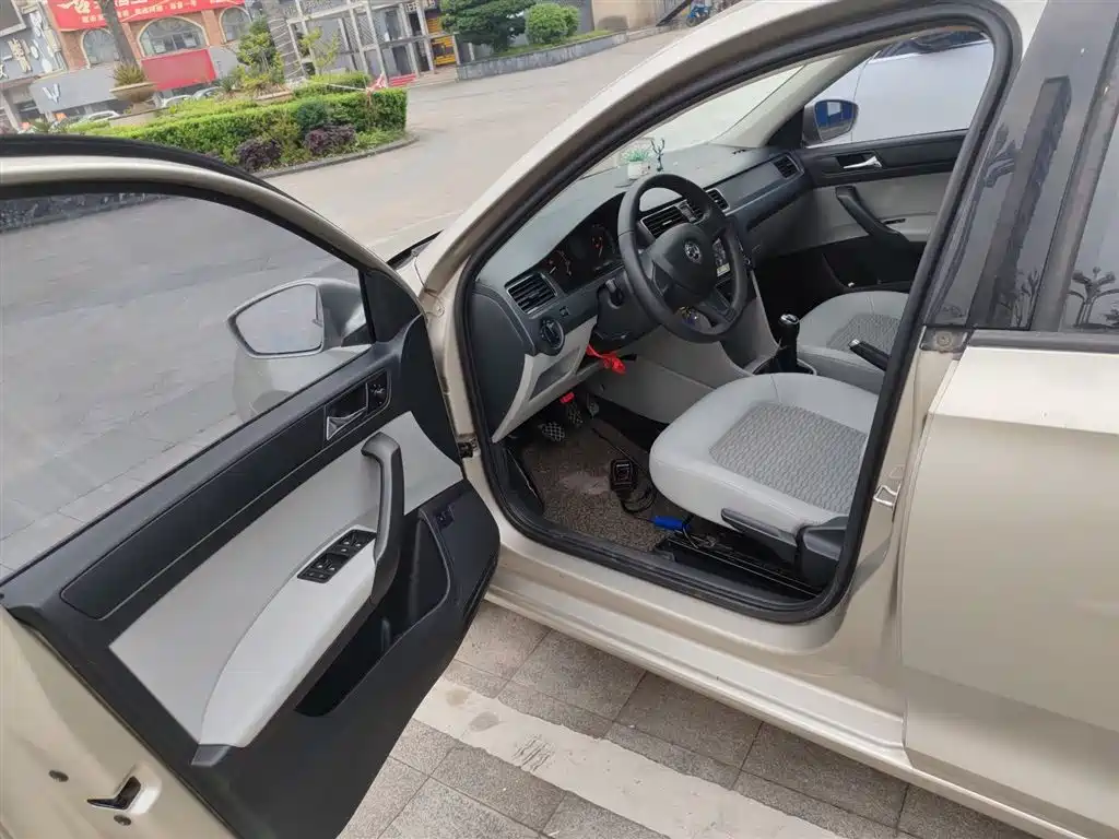 Škoda Rapid 2016 1.6L Manual Pioneer Edition фото 16
