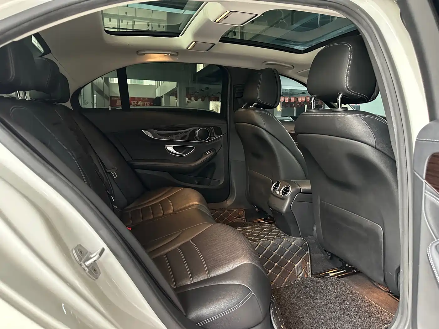 Photo 14 - Mercedes-Benz C-Class