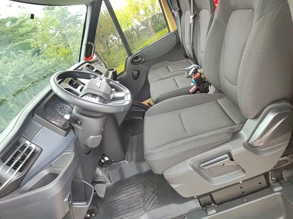 Jiangling JMC Fushun 2025 2025 Model 2.0T 8AT Diesel Medium Wheelbase Medium-High Roof Commercial Van 2/3 Seats