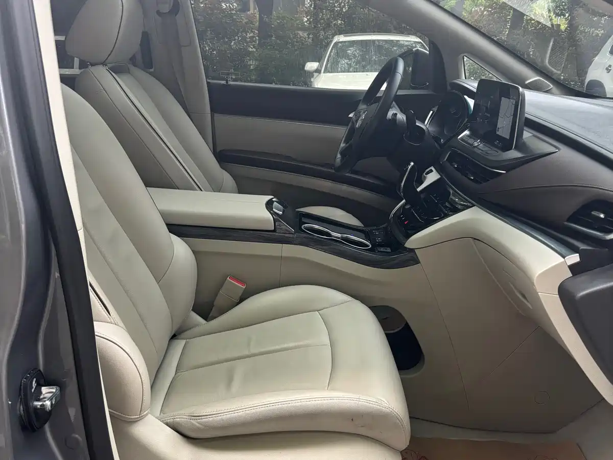 Фото 15 - Buick GL8
