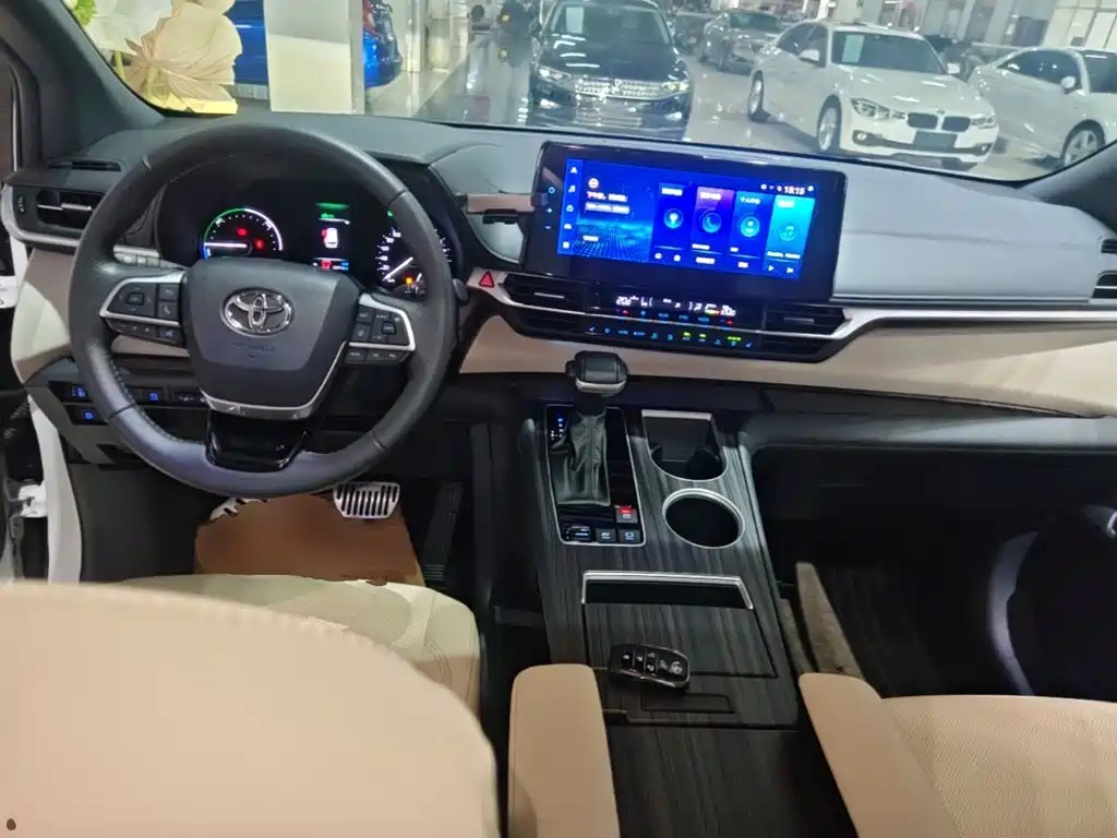 Toyota Granvia 2023 2022 2.5L Hybrid Noble Edition