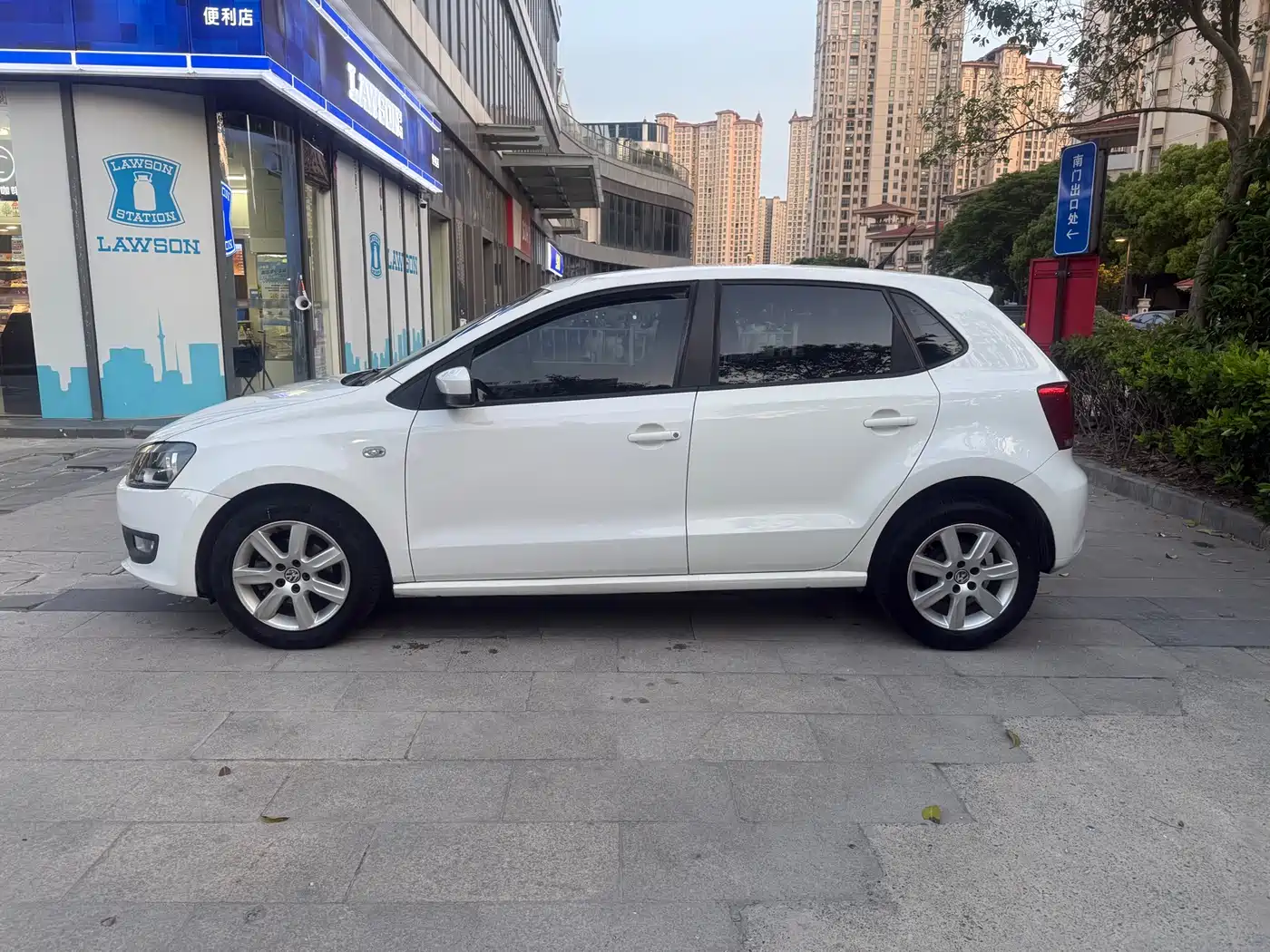 Volkswagen Polo 2013 1.4L Automatic Comfort Edition фото 4