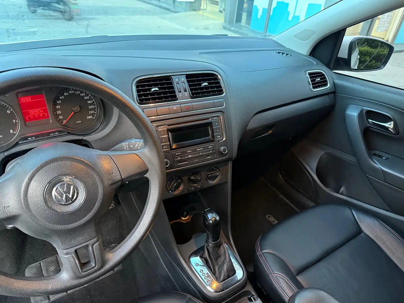 Volkswagen Polo 2013 1.4L Automatic Comfort Edition фото 10